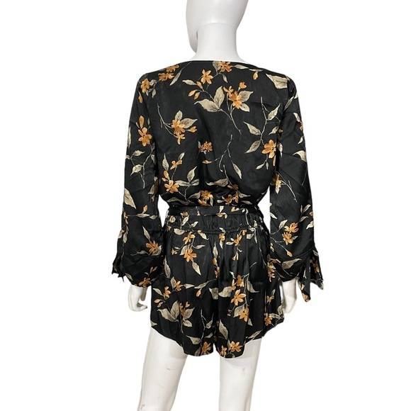 UMGEE Black Floral Print Romper with Pockets
New - Picture 5 of 8